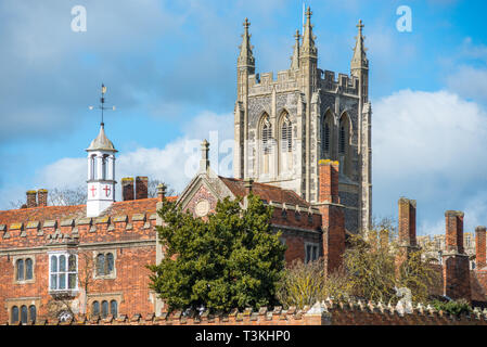 Hôpital de la sainte et Sainte Trinité à l'église Holy Trinity à l'arrière, dans le village de Long Melford, Suffolk, East Anglia, Royaume-Uni. Banque D'Images