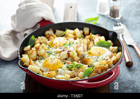Hachage de pommes de terre avec du jambon et des œufs Banque D'Images