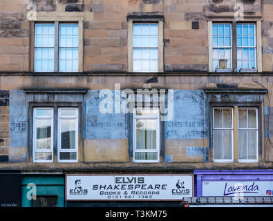 Ghost signes sur tenement buiding pour femmes et hommes tailleur, Leith Walk, Édimbourg, Écosse, Royaume-Uni Banque D'Images