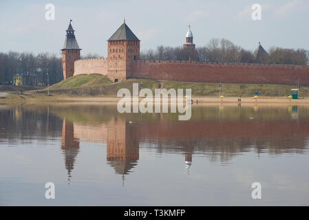 24 avril sur la rivière Volkhov. Vue sur le Kremlin de Veliki Novgorod Banque D'Images