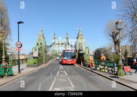 Mercredi, 10 avril, 2019 : Hammersmith Bridge fermé indéfiniment pour les voitures et les autobus, mais encore ouvert pour les piétons et les cyclistes Banque D'Images