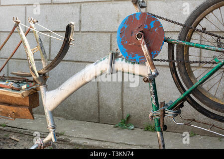 PRIMORSKOE, UKRAINE - juin 9, 2018 : "les pédales vélo Ride pour famille" fabricant inconnu. Concept de réparation de vélos. Banque D'Images