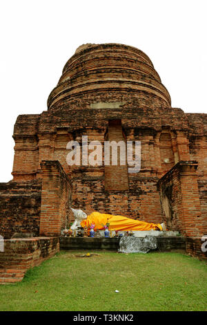 Bouddha couché libre au Stupa ruines du Wat Yai Chai Mongkhon, site archéologique du temple d'Ayutthaya, Thaïlande Banque D'Images