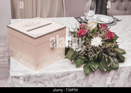 Vintage cadeau de mariage fort pour l'argent et les cartes de vœux. Détails de décoration de mariage sur table. Close up. Banque D'Images