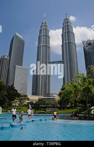 Les Tours Petronas et le centre-ville de gratte-ciel vue depuis le parc KLCC, Kuala Lumpur, Malaisie Banque D'Images