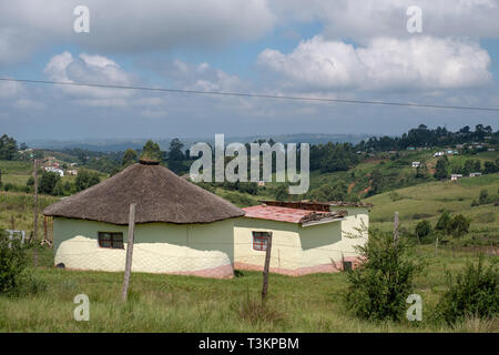 Peint en couleur boue zoulou hut / rondavel / kraal en milieu rural Kwazulu Natal, Afrique du Sud, de la Côte Sauvage Banque D'Images