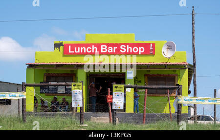 Le Transkei, en Afrique du Sud. Café aux couleurs vives / boutique en zone rurale sur la côte sauvage près de Morgan Bay. Banque D'Images