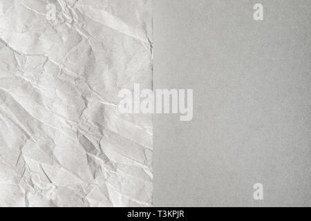Papier froissé et feuilles de papier ordinaire divisé dans le centre de la création de partitions en ligne. Résumé fond de couleur neutre. Banque D'Images