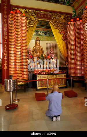 Homme qui prie avant d'autel de Thean Hou Buddhist Temple (Temple de la Déesse du Ciel), dédié à la déesse Tian Hou, Kuala Lumpur, Malaisie Banque D'Images