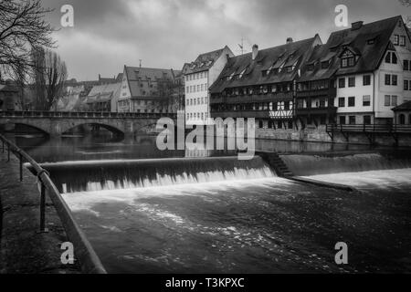 Max Brucke (le pont) sur la rivière Pegnitz et cascade, Nuremberg, Bavière, Allemagne Banque D'Images