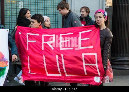 Londres, Royaume-Uni. 10 avril 2019. Des militants de la libre Lula Comité international de protestation devant l'ambassade du Brésil pour exiger la libération de forme Banque D'Images