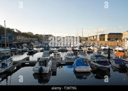 Bateaux amarrés à Penarth Marina, le Pays de Galles UK Banque D'Images