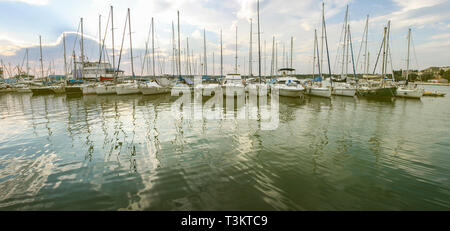 Marina aka aka pier port pour bateaux à voile et bateaux à moteur dans la région de Pula, Croatie Banque D'Images