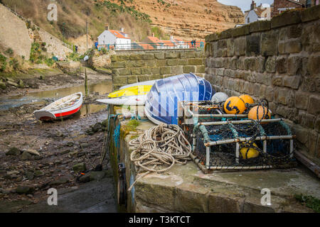 Des casiers à homard, des bouées et des bateaux près du port, Staithes, un village traditionnel de pêcheurs et station balnéaire sur la côte du Yorkshire du Nord, Angleterre, Royaume-Uni. Banque D'Images