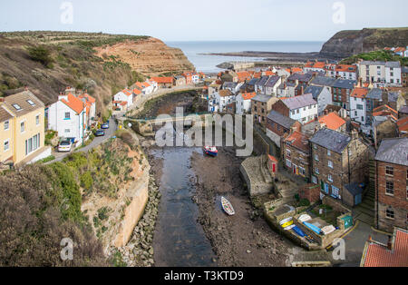 Une vue classique de Staithes Staithes à marée basse, est un village traditionnel de pêcheurs et station balnéaire sur la côte du Yorkshire du Nord, Angleterre, Royaume-Uni. Banque D'Images