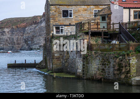 Un côté port cottage à Staithes, un village traditionnel de pêcheurs et station balnéaire sur la côte du Yorkshire du Nord, Angleterre, Royaume-Uni. Banque D'Images