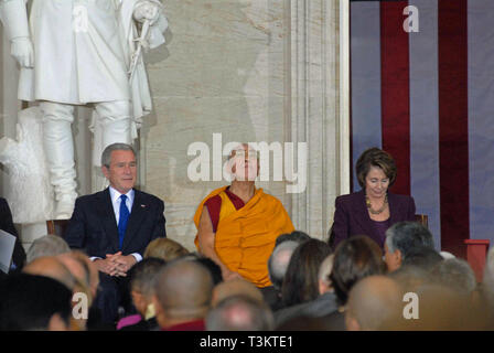Washington DC, USA, Octobre 17, 2007 Le président George Bush est assis avec Sa Sainteté le 14e Dalia Lama Lhamo Dondrub du Tibet comme il a l'air jusqu'à l'événement dans la rotonde de la capitale américaine Banque D'Images