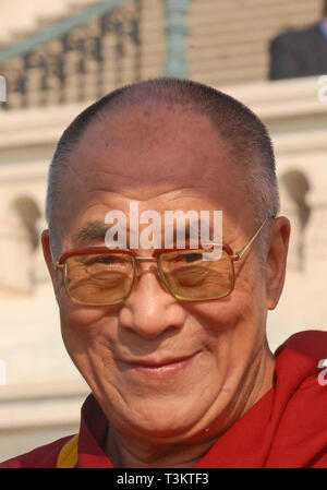 Washington DC, USA, 17 Octobre 2007 Sa Sainteté le 14e Dalia Lama du Tibet Lhamo Dondrub préside sur l'événement avant de l'ouest du Capitole. Banque D'Images