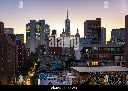 NEW YORK CITY, vers 2019 : Les lumières colorées de la NYC skyline briller comme soir tombe sur les bâtiments et les rues de Manhattan. Banque D'Images