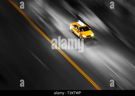 New York City taxi jaune en mouvement la vitesse dans la rue à Manhattan sur un fond noir et blanc Banque D'Images