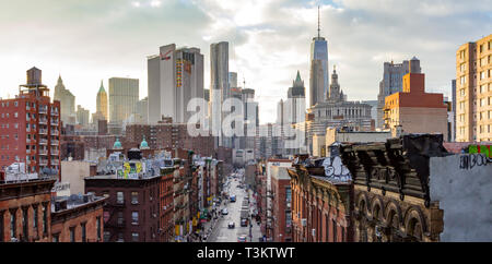 NEW YORK CITY, vers 2019 - Vue panoramique sur les bâtiments de l'horizon de Manhattan au coucher du soleil à New York. Banque D'Images