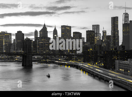 New York City night lights jaune brillant sur le noir et blanc des bâtiments à Manhattan skyline Banque D'Images