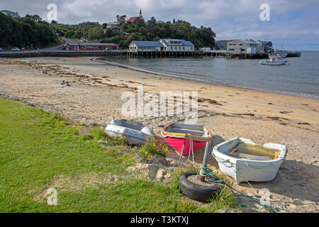 Bateaux amarrés sur la plage à Oban sur Stewart Island Banque D'Images