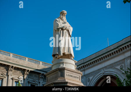 Statue de léonard de Vinci placé en face de la Scala de Milan Banque D'Images