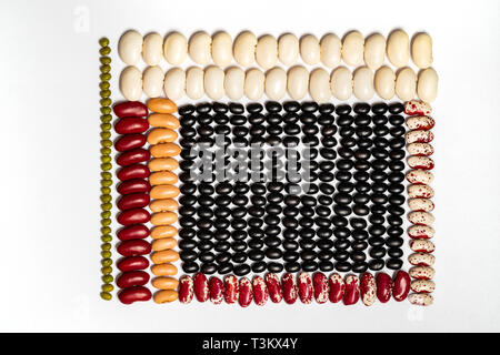Geometric pattern bean. Les légumineuses multicolores Textures : haricots rouges, oeil noir, pinto, lentille sur fond blanc. Banque D'Images