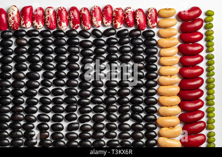 Geometric pattern bean. Les légumineuses multicolores Textures : haricots rouges, oeil noir, lentilles pinto Banque D'Images