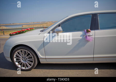 Libre de droit de décoration de voiture de mariage en rouge et blanc bouquet  de fleurs Photo Stock - Alamy