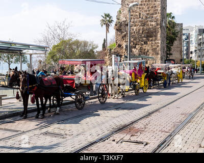 Antalya, Turquie - le 22 février 2019 : rangée de voitures garées le long des rails du tramway dans le centre-ville de Antalya Banque D'Images