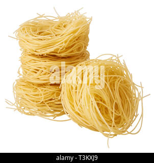 Capelli d'angelo, les cheveux d'Ange - pâtes. Les pâtes faites maison. La cuisine italienne. Les nouilles aux oeufs. Les pâtes italiennes tagliatelles isolés nid Banque D'Images