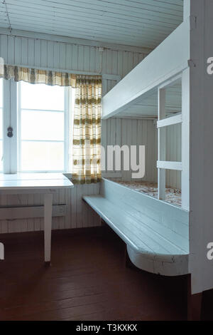 Intérieur d'origine des années 1950, une station de pêche de hareng norvégien qui a fourni le logement pour chaque équipage de bateau, avec des chambres pour 6 personnes dans des lits en bois Banque D'Images