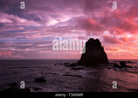 Papuma plage au coucher du soleil, l'Est de Java, Jember, Indonésie Banque D'Images