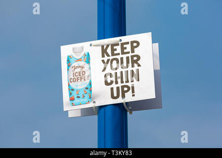 Gardez votre menton avec le panneau Jimmy's Iced Coffee sur le lampadaire sur la promenade de Bournemouth, Dorset Royaume-Uni en avril - Jimmys Iced Coffee Original Caffe Latte Banque D'Images