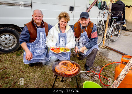 Belo blato, en Voïvodine, Serbie - Février 09, 2019 : à la boulangerie traditionnelle de la concurrence, de l'équipe organisé saucisses leur échantillon pour l'estimation. Banque D'Images