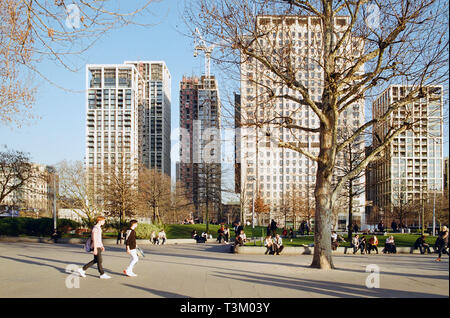 Piétons sur la rive sud de Londres, Royaume-Uni, en hiver, avec Jubilee Gardens et le Shell Centre building en arrière-plan Banque D'Images