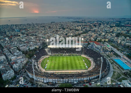 Thessalonique, Grèce, le 7 avril 2019 : la suie de Toumba Stadium plein de fans au cours d'un match de football pour le championnat entre les équipes PAOK vs Banque D'Images