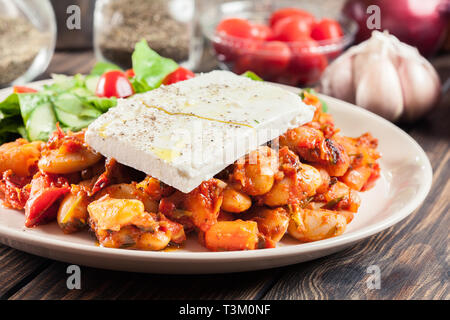 Des haricots géants au four avec fromage feta et sauce tomate. La cuisine traditionnelle grecque Banque D'Images