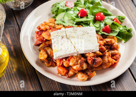 Des haricots géants au four avec fromage feta et sauce tomate. La cuisine traditionnelle grecque Banque D'Images