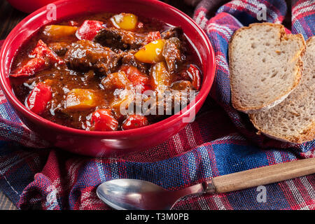 Goulasch de boeuf hongrois traditionnel avec du poivre rouge et jaune Banque D'Images