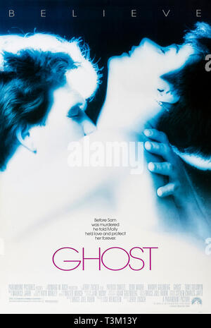 Ghost (1990) réalisé par Jerry Zucker et avec Patrick Swayze, Demi Moore et Whoopi Goldberg. Holy où un jeune homme assassiné revient à protéger son amant avec l'aide d'un psy. Banque D'Images