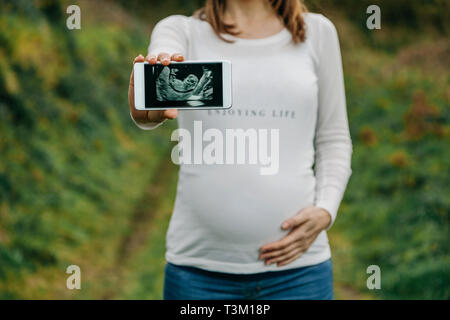 Échographie de la montrant enceinte mobile Banque D'Images