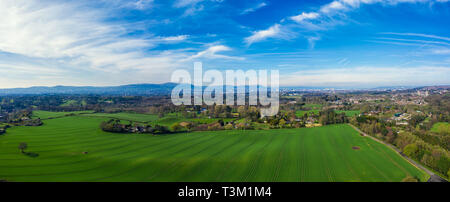 Vue panoramique aérienne de campagne printemps matin,l'Irlande du Nord Banque D'Images