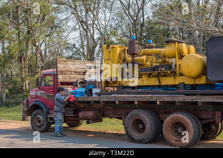 Colonia Independencia, le Paraguay - le 30 août 2018 : vieux chariot en tant qu'il est typique pour le Paraguay. Sur la plate-forme de chargement d'une machine pour le forage de puits profonds. Banque D'Images