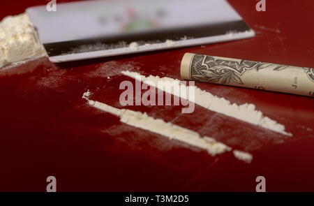 La cocaïne sur une table rouge Banque D'Images