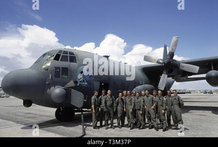 30 octobre 1993 Un équipage de l'air USAF avec leurs Lockheed AC-130H Gunship Spectre 'Fatal Attraction' à l'aéroport de Mogadishu, Somalie. Banque D'Images