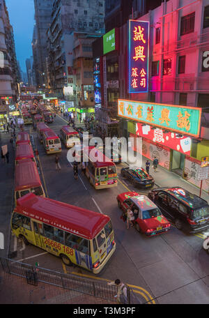 Kowloon, Hong Kong - 22 Avril 2017 : Mini Bus de transport public à la lumière Tung Choi Street à Mong Kok, Kowloon, Hong Kong. Banque D'Images