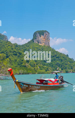 Bateau "long tail, east Railay, Railay, province de Krabi, Thaïlande Banque D'Images